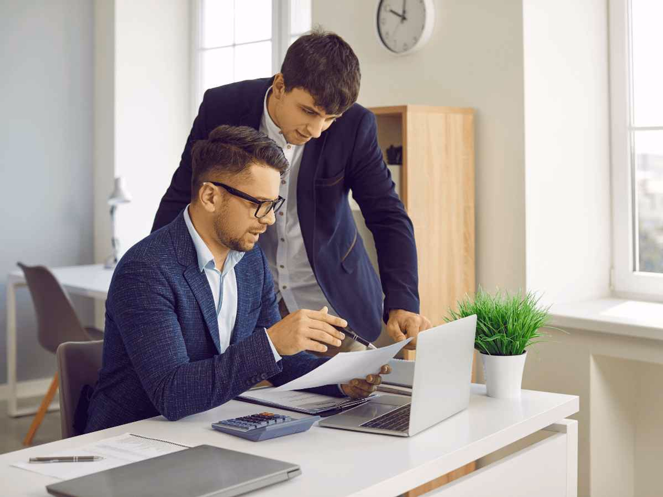 KHI ĐỐI TÁC CHIẾN LƯỢC THÀNH NHÂN VIÊN HÀNH CHÍNH CAO CẤP