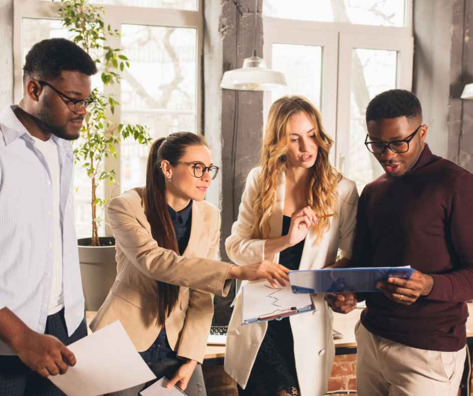 L&agrave; người kết nối mọi người 