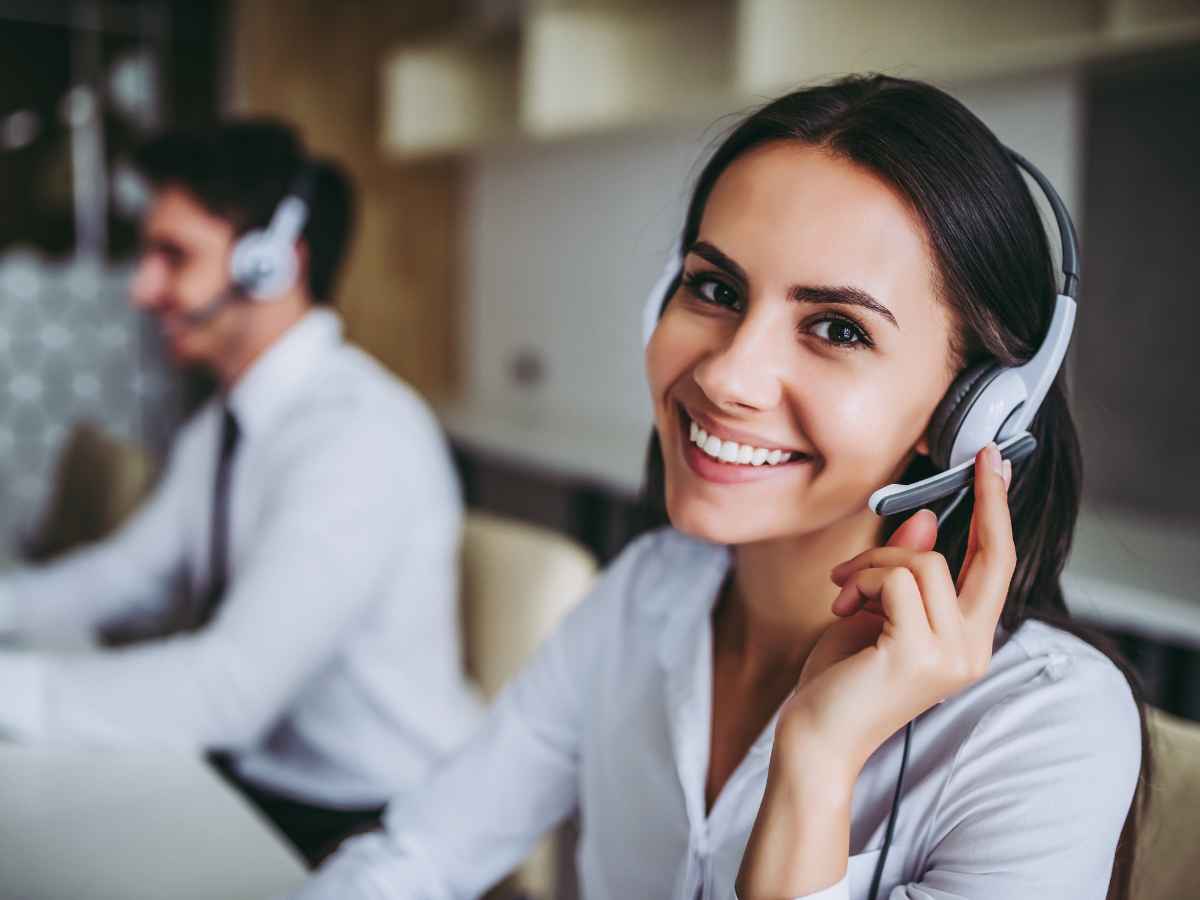 Số cuộc gọi hoặc email hàng tháng trên một nhân viên